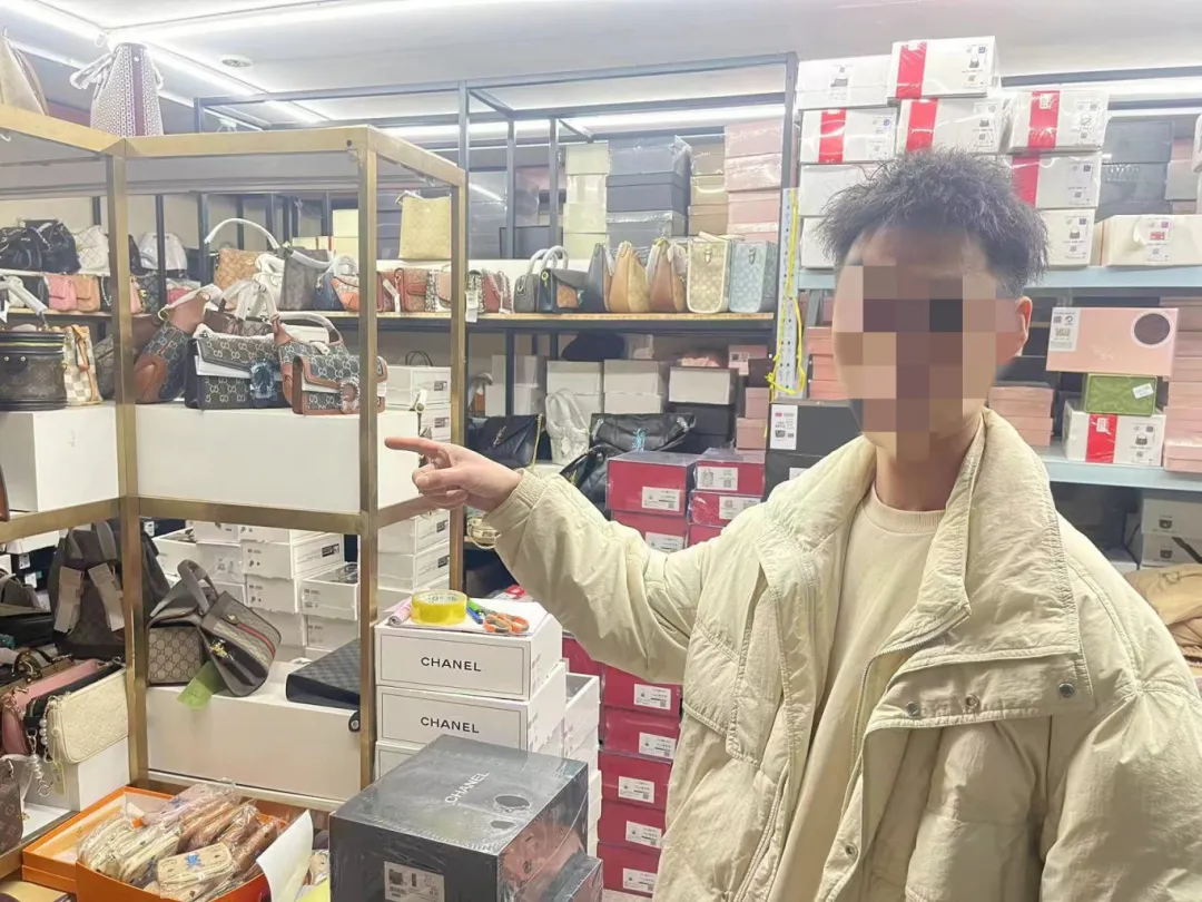 武汉警方查获4000余件假冒奢侈品皮包！